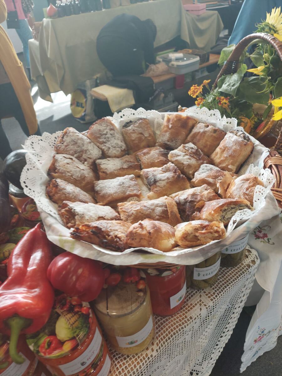 Pladanj domaće štrudle na štandu