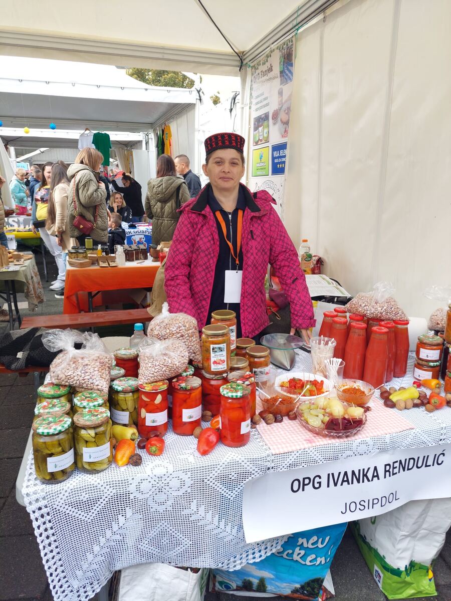Štand s teglama i paprikama